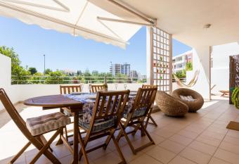 O  sis Terrace has Balcony rooms