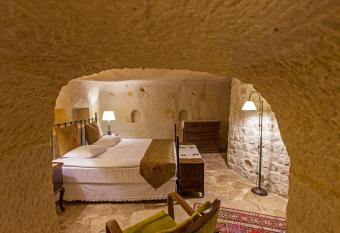Yunak Evleri Cappadocia has rooms with a private hot tub
