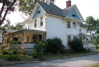 Green Oaks B&B has Balcony rooms