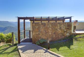 Pousada Janela do Vale has rooms with a private hot tub