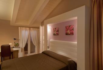 Hotel Arnolfo & Aqua Laetitia Spa & Beauty has rooms with a private hot tub