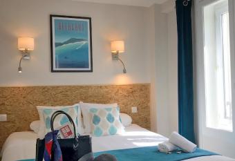 Un Hotel sur le Port allows 18 year olds to book a room