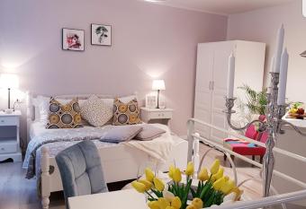 Studio apartment Lily allows 18 year olds to book a room