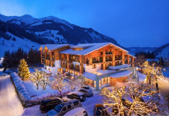 Hotel Alpina has Balcony rooms