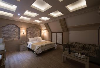 Comfort inn Yeouido has rooms with a private hot tub