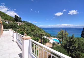 Veroniki Penthouse Deluxe Apartment has Balcony rooms