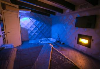 Albergo Pompei Valley allows 18 year olds to book a room