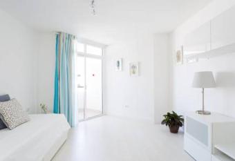 Los Cristianos to enjoy, relax and live the ocean! allows 18 year olds to book a room