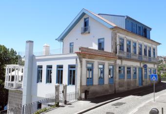 Des Arts allows 18 year olds to book a room