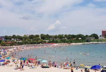 Lazy Lounge Apartments has Balcony rooms