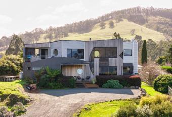Quarry Hill Lookout has Balcony rooms
