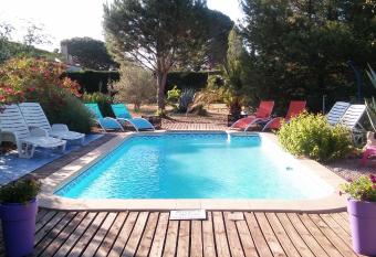 La Lucques Masabelle allows 18 year olds to book a room