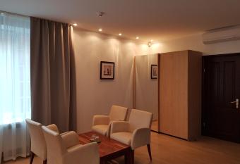 Rockin  Papas allows 18 year olds to book a room