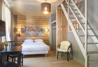 H  tel de Russie allows 18 year olds to book a room