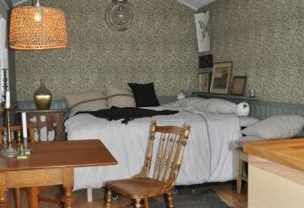 H  kesg  rd Bed&Garden has rooms with a private hot tub