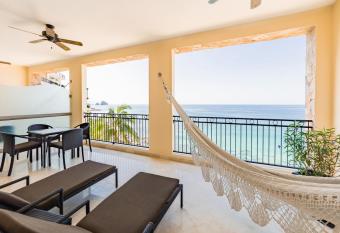 Garza Blanca Preserve Resort & Spa has rooms with a private hot tub