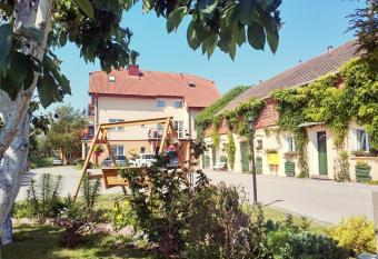 Guliwer allows 18 year olds to book a room