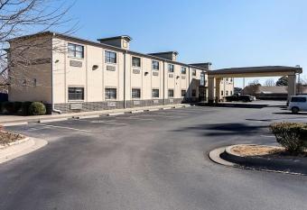 Econo Lodge Inn and Suites Little Rock SW has Smoking rooms