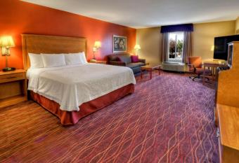 Hampton Inn Twin Falls has rooms with a private hot tub