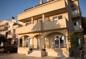 Apartments and Rooms Lux has Balcony rooms