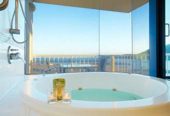at Whitsunday Vista Holiday Apartments has rooms with a private hot tub