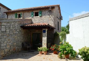 Apartment Duerose allows 18 year olds to book a room