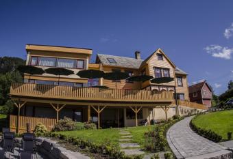 Lavik Fjord Hotel & Apartments has Balcony rooms
