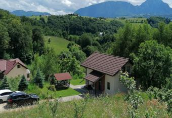 Cabana 7 Brazi has Balcony rooms