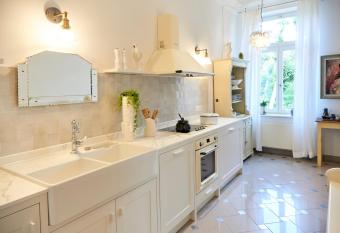 Cora Apartments has Balcony rooms