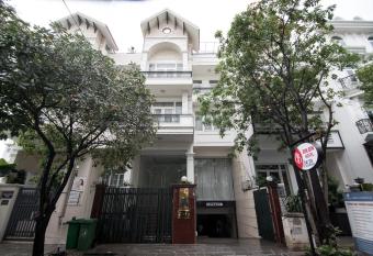 Bin Bin Hotel 2 - Near Him Lam D7 allows 18 year olds to book a room