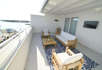 Latino Rent Room has Balcony rooms