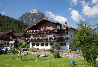 Gasthaus-Pension Golfvilla has Balcony rooms
