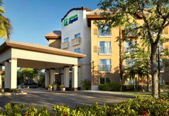 Holiday Inn Express Hotel And Suites Naples Downtown - 5th Avenue has Balcony rooms