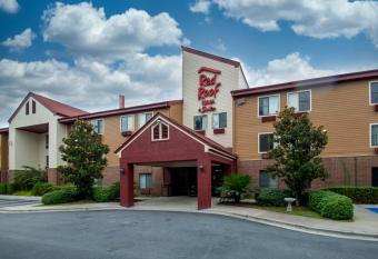 Red Roof Inn & Suites Savannah Airport has Smoking rooms