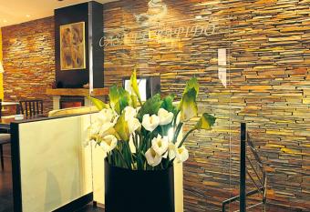 Hotel Casa El Rapido allows 18 year olds to book a room