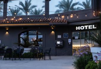 Hotelet elRetiro allows 18 year olds to book a room