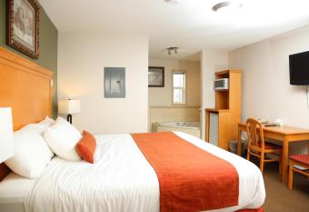 Chateau Motel has rooms with a private hot tub