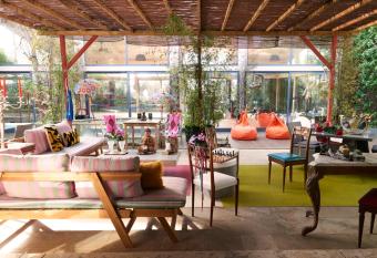 Lucky  s Guesthouse has Balcony rooms