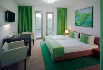 Akademiehotel Dresden allows 18 year olds to book a room