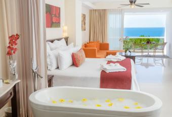 Wyndham Alltra Vallarta, All-Inclusive Resort allows 18 year olds to book a room