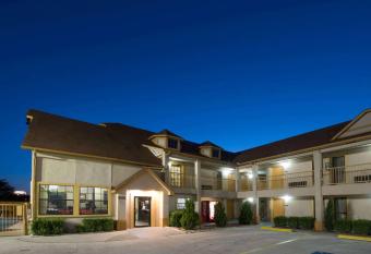 Howard Johnson by Wyndham San Marcos has Smoking rooms