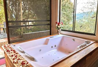 Monteverde Chalet de Monta  a has Balcony rooms