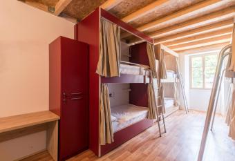 Hostel Antique has Balcony rooms