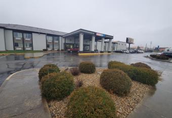 Royal Inn Hotel allows 18 year olds to book a room