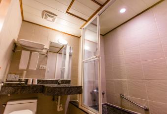 Kingshi Hotel Taipei has rooms with a private hot tub