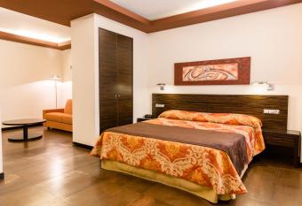 Hospedium Hotel Los Periquitos has rooms with a private hot tub