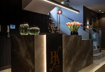 Hotel Armi  e allows 18 year olds to book a room