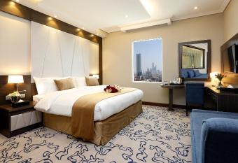 Swiss Spirit Hotel & Suites Metropolitan has rooms with a private hot tub