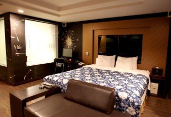 V Motel Songdo has rooms with a private hot tub