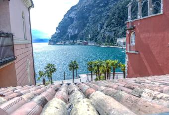 Queen of the Lake has Balcony rooms